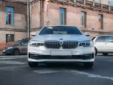 BMW 520 белого цвета