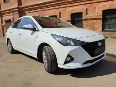 Hyundai Solaris 2021 г. Автомат (белый)
